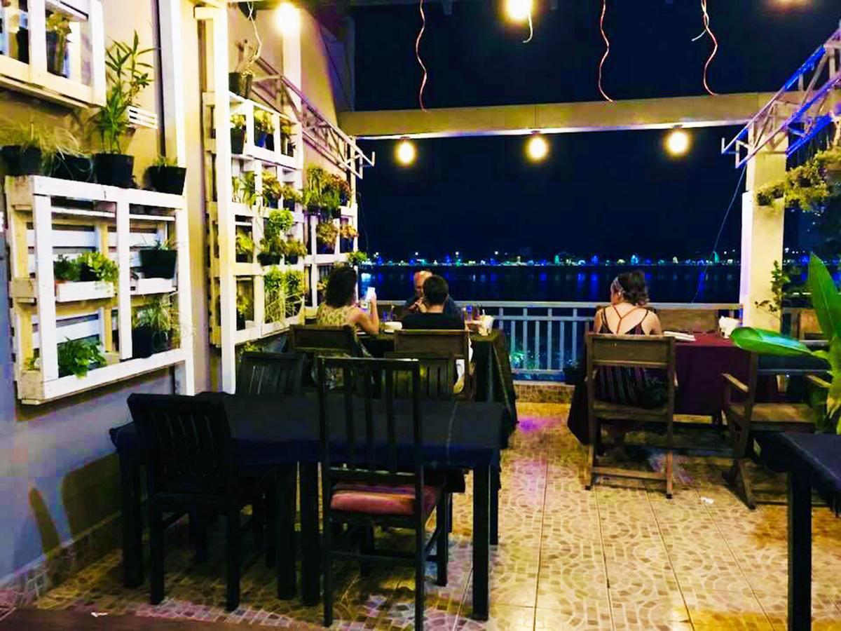 Tonle Khmer Guesthouse And Sky Bar Phnom Penh Bagian luar foto